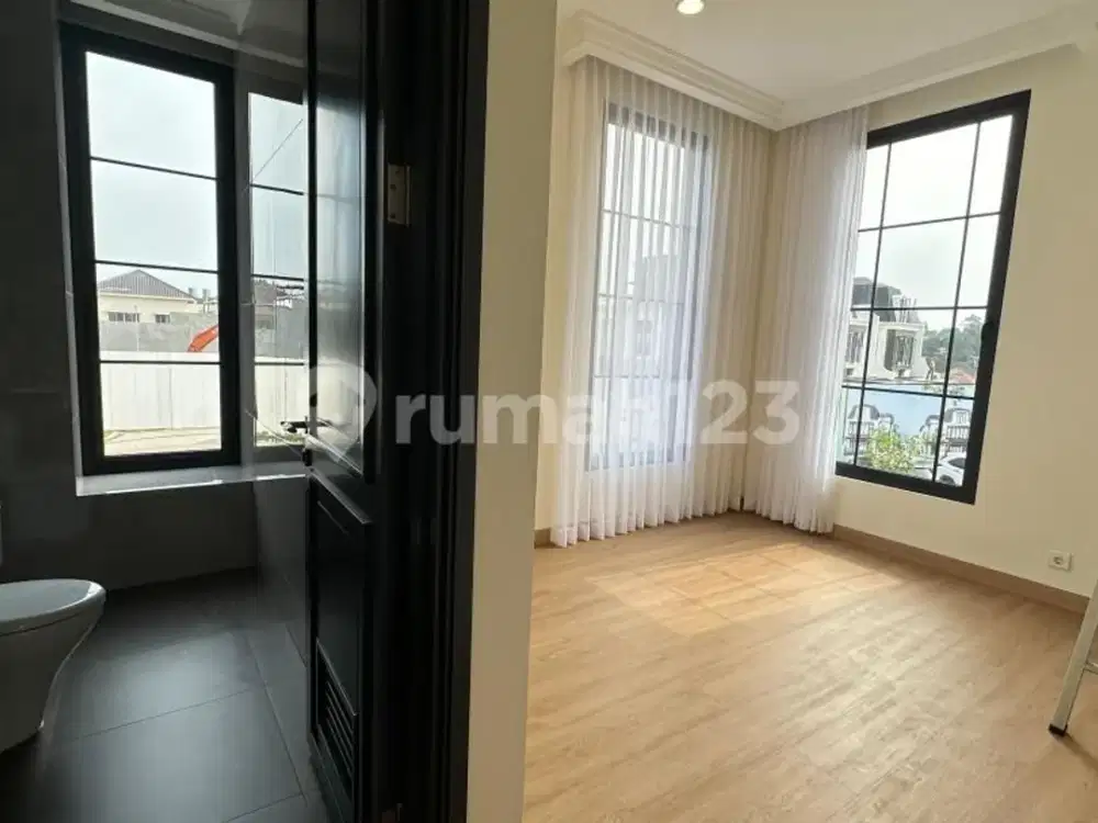 Rumah 3 Lantai Bergaya Eropa Klasik Elegan Prestius di Gading Serpong