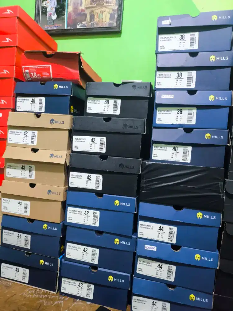 SEPATU BOLA MILLS ORIGINAL