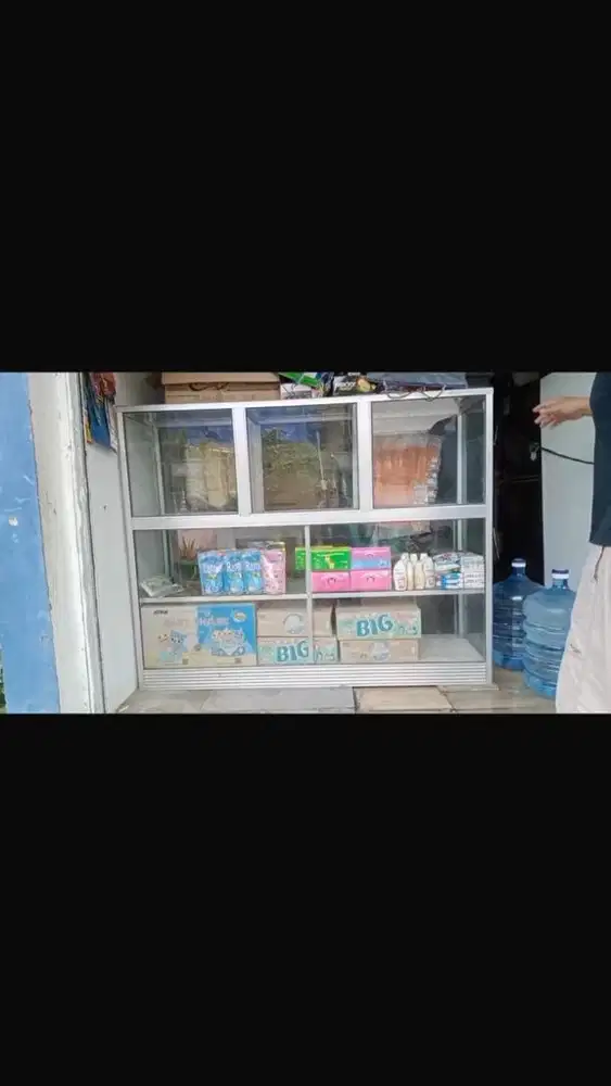 Etalase warung.