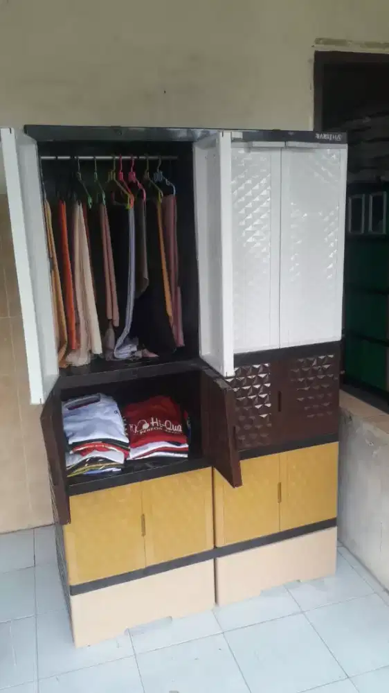LEMARI PLASTIK 4 PINTU ADA GANTUNGAN NYA DAN RAK + LACI