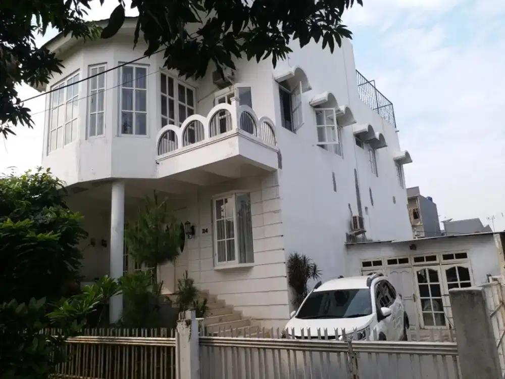 Rumah Megah Berkonsep Klasik di Jakarta Selatan