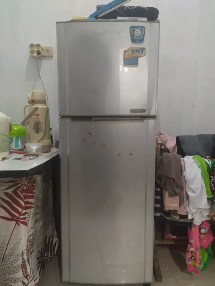 Kulkas 2 pintu toshiba glacio