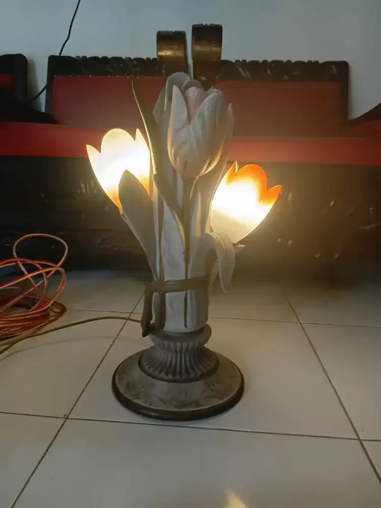 lampu meja keramik bergaya motif bunga teratai