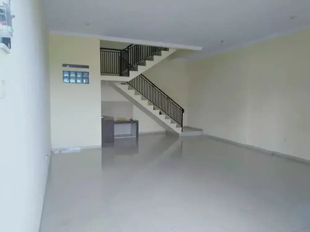 Disewakan Ruko Luas Pinggir Jalan Raya