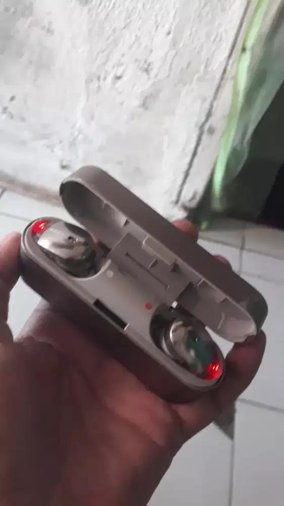 Jual headset bluetooth Sony WF-1000XR masih bagus minus.