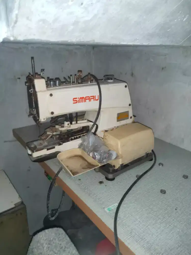 Mesin lobang dan pasang kancing