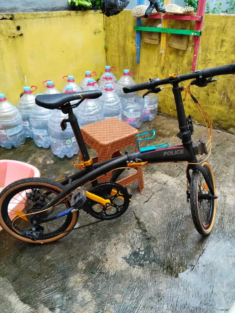 Sepeda lipat police