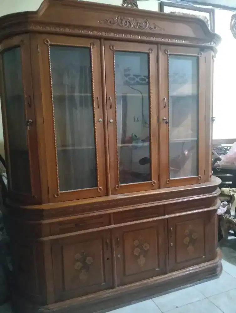lemari hias jati Jepara asli kayu super, diplitur lagi