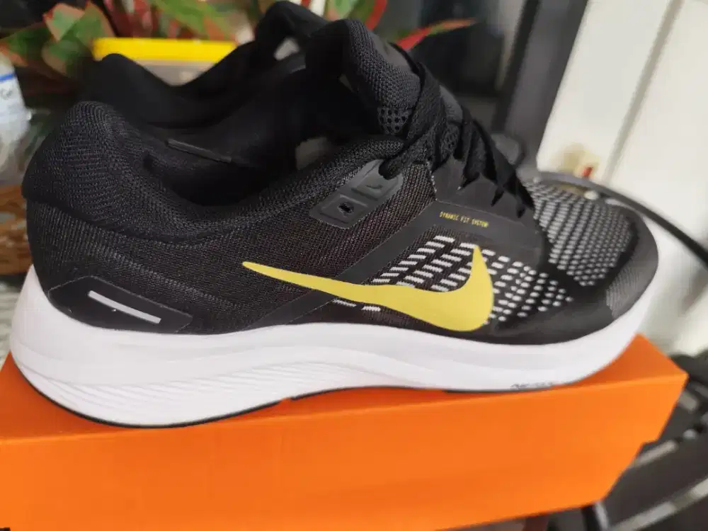 Sepatu Nike size 45 Black lis Gold