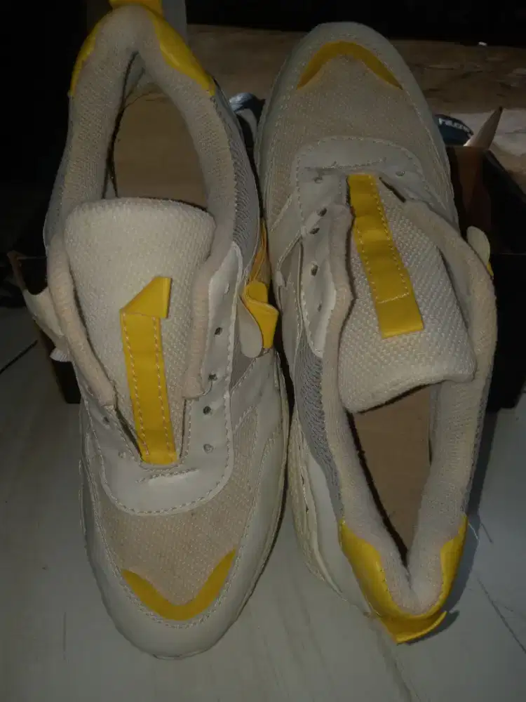 sepatu olahraga dan sepatu Converse