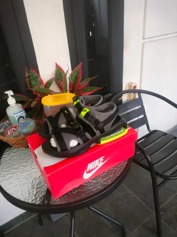 Sendal Nike size 45 Black strip hijau stabilo