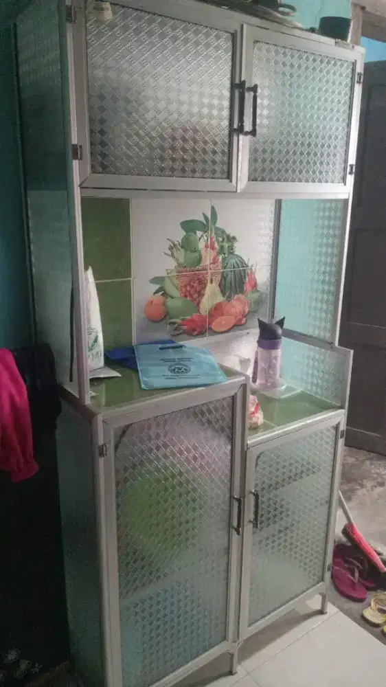 Kulkas merk aqua dan lemari kaca