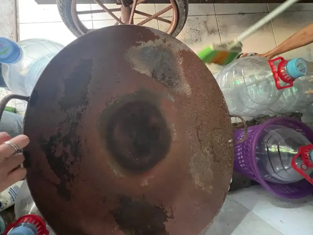 Wajan bekas usaha gorengan