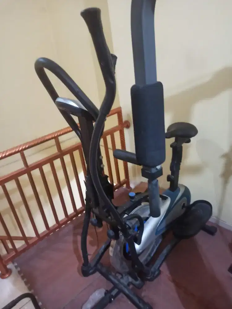 Alat gym fitness untuk sepeda dan otot kaki dengan berjalan