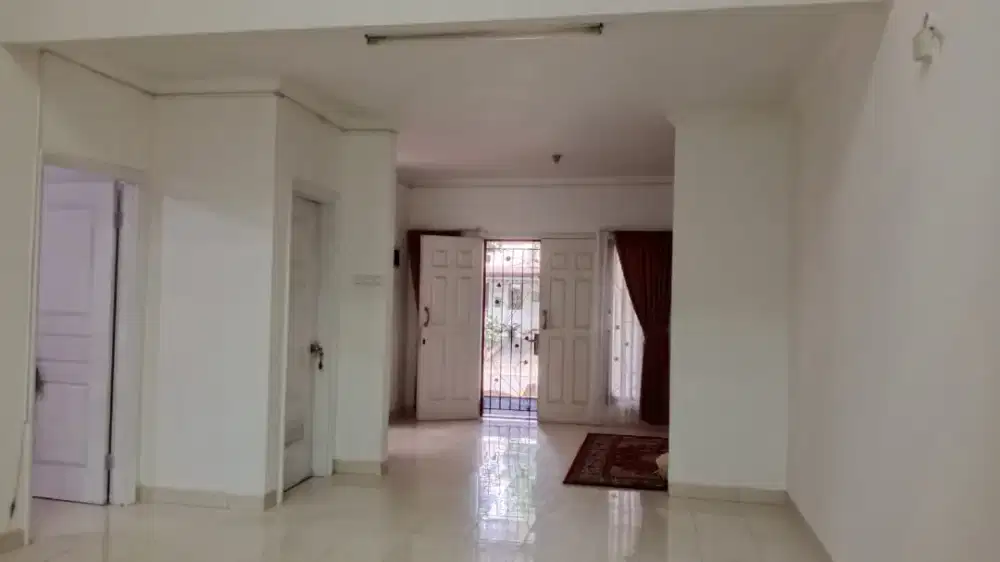 Di sewakan rumah unfurnish cluster favorit. Raffles Hills Cibubur.