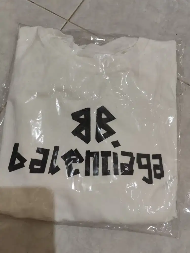 Kaos warna putih lengan Panjang