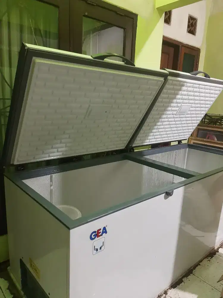 Frezeer Gea 1200 liter kondisi bagus 95% seperti baru