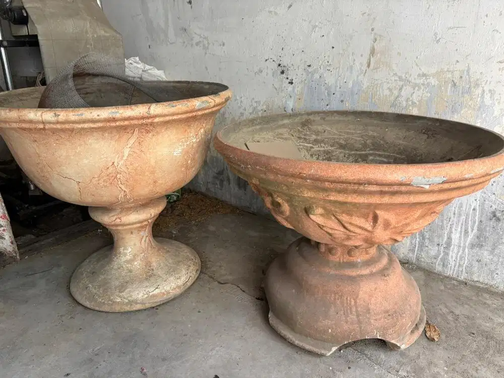 Pot Bunga Besar dari Batu