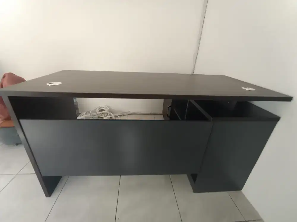 Meja Manager Letter L