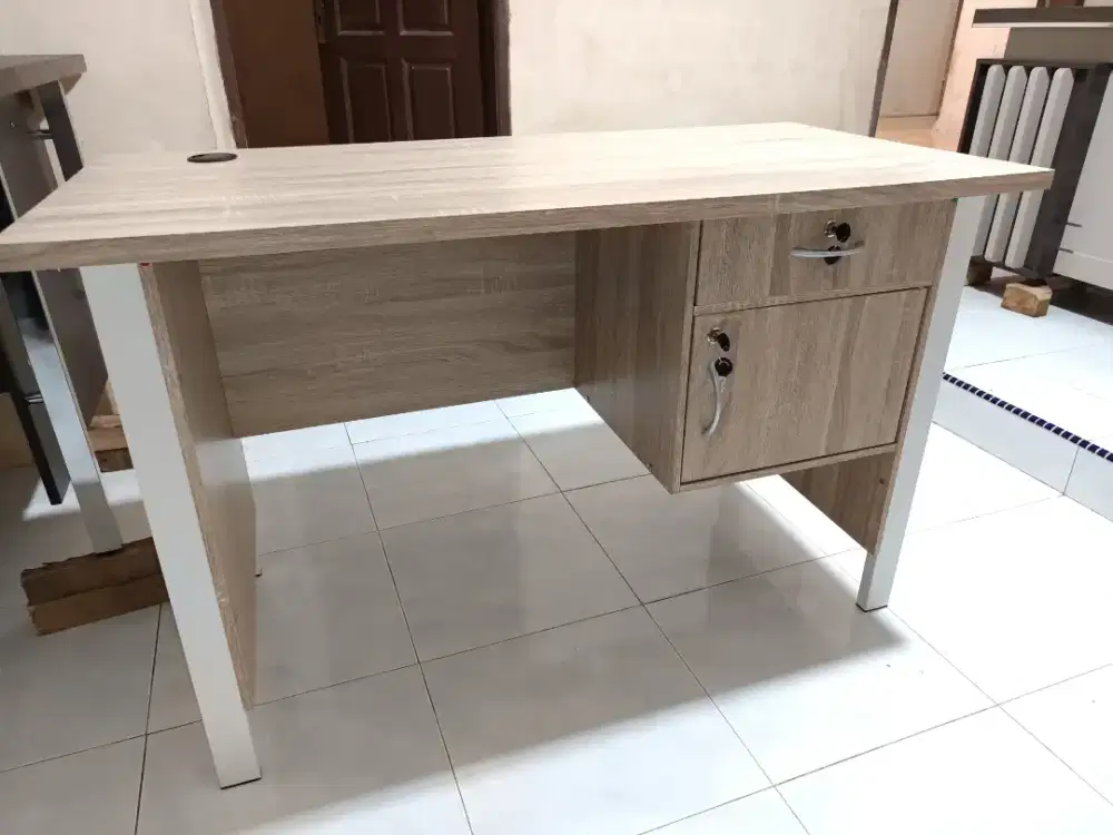 Meja kantor kaki besi