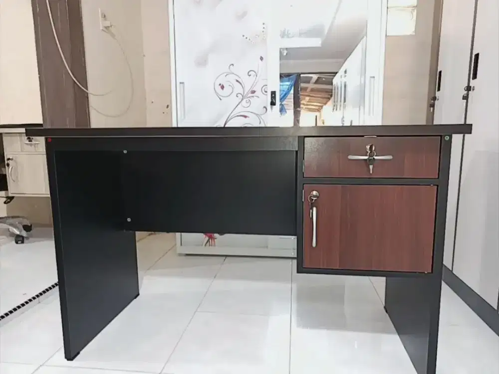 Meja kerja 1/2 biro