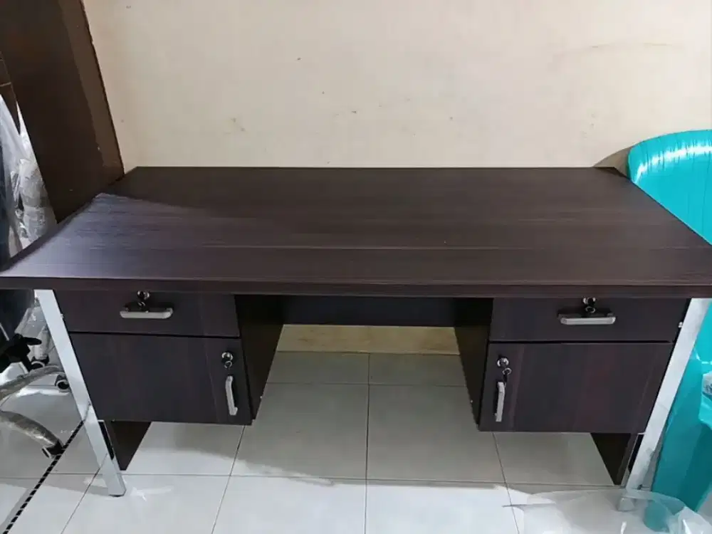 Meja Kantor 1 biro kaki besi