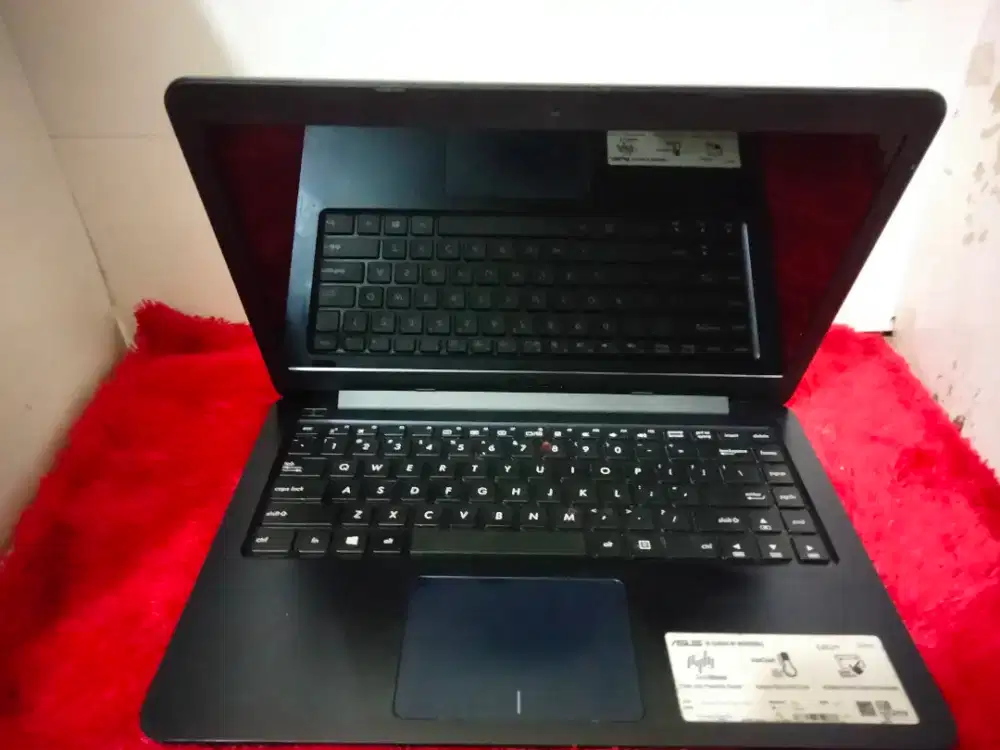 Asus e402YA/AMD e2-7015/ram4gb/ssd 128gb/Radeon R2 siap pake