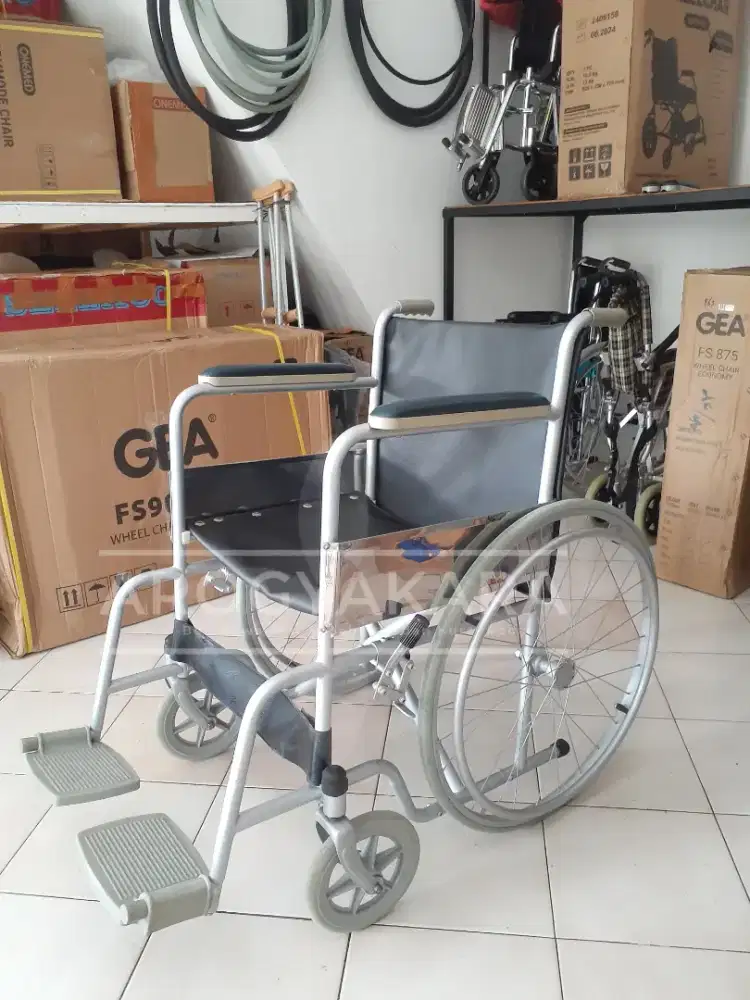 Kursi roda standart bekas