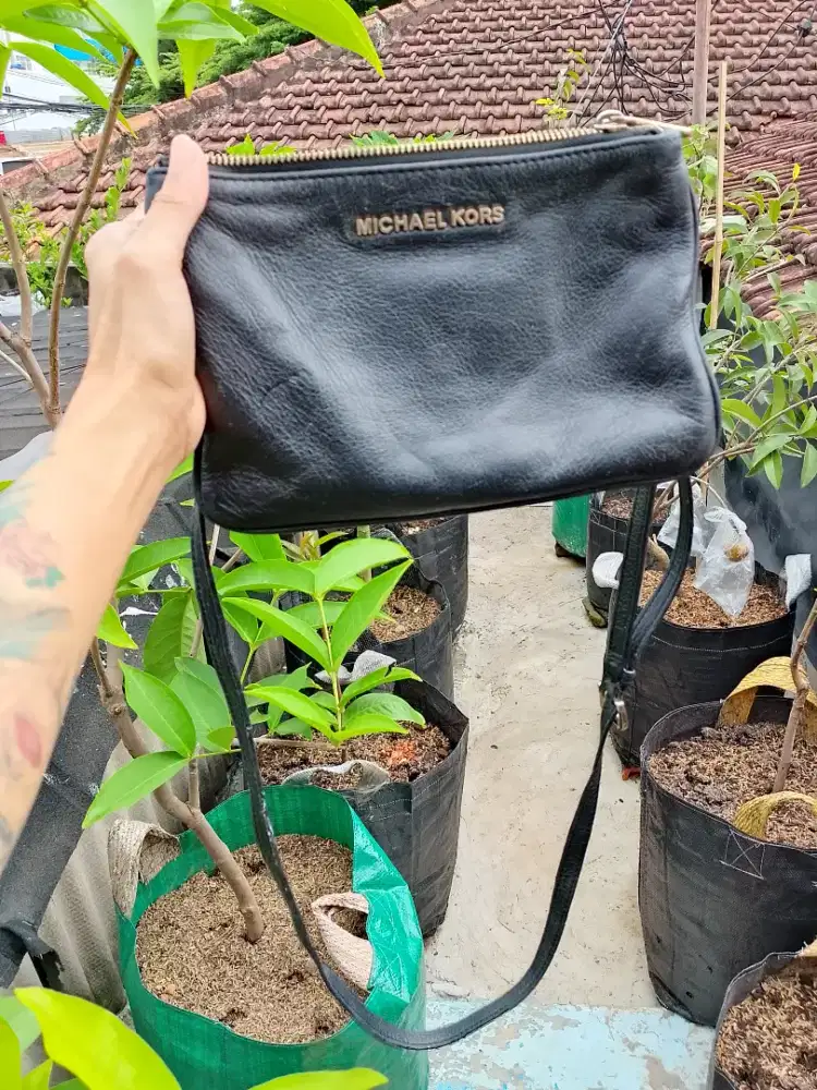 Tas Sling bag Michael Kors hitam