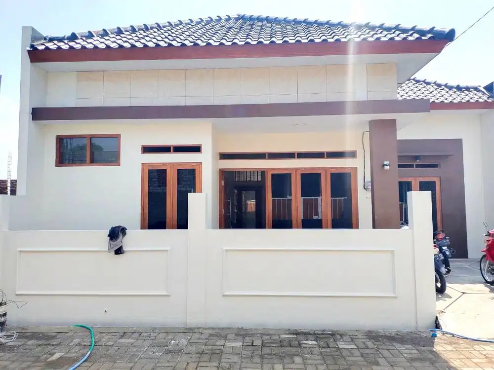 Rumah dengan 3 KT Baru ( LT 100 mtr ) . Bs KPR & Cash. Blkng Luwes