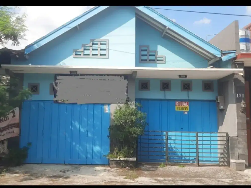 Di sewakan pinggir jalan bisa 2 garasi mobil