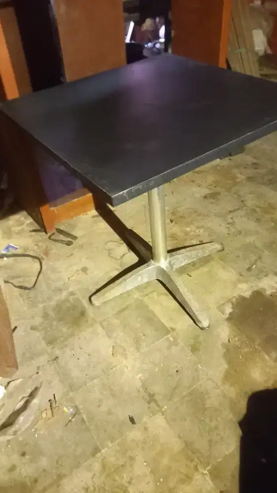 Meja 70x70cm design modern