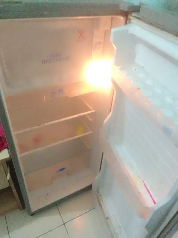 dijual kulkas merk aQua