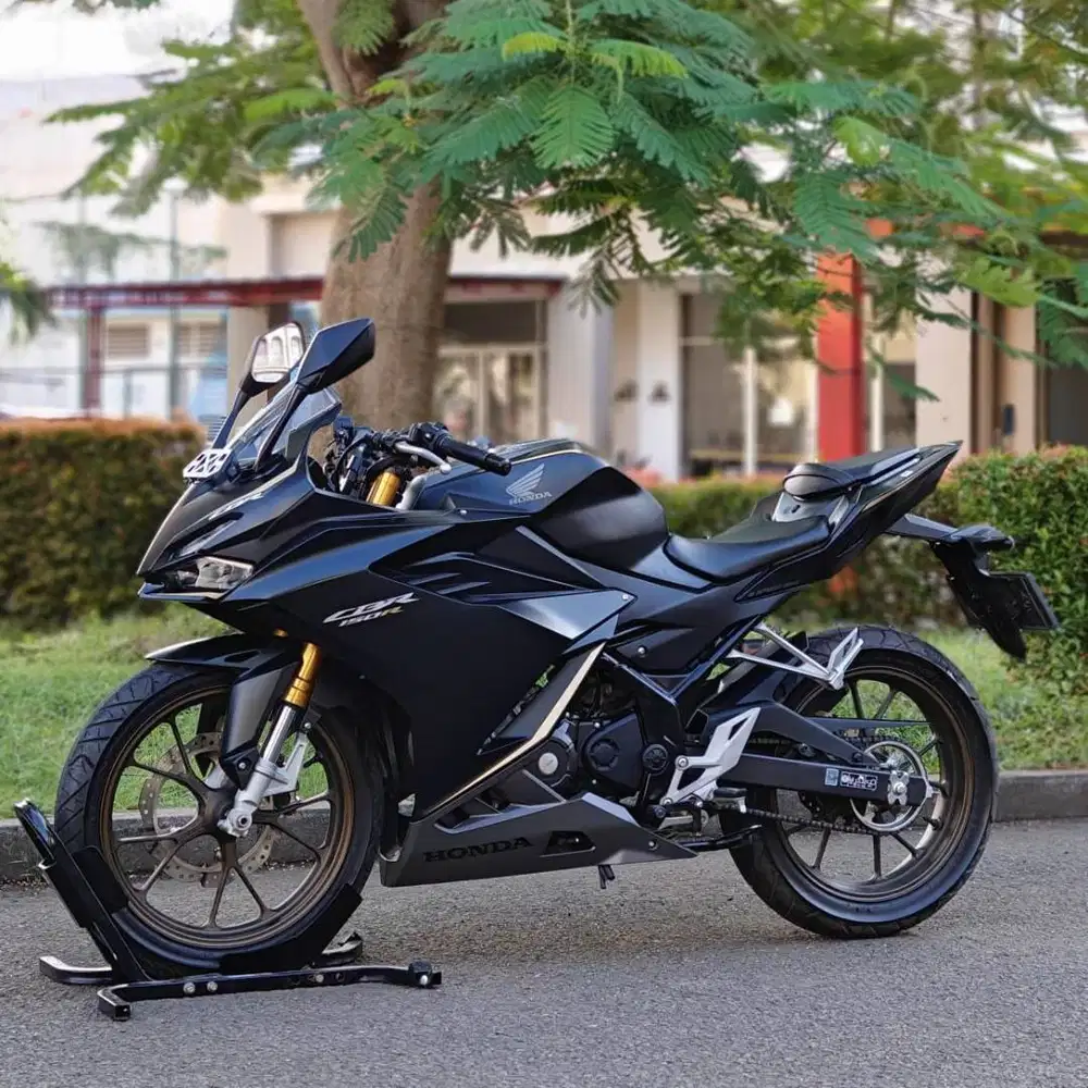 HONDA NEW CBR 150R NON ABS 2023 HITAM SILVER KM 6K PAJAK ON LIKE NEW