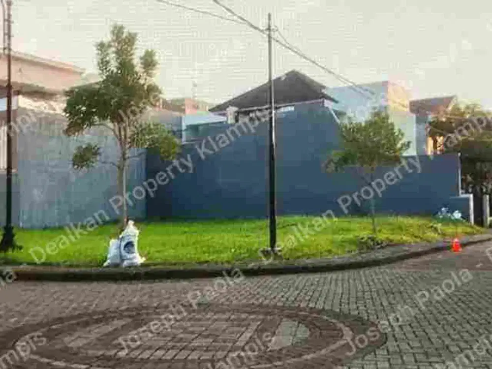 Kavling Hook Depan Lapangan, Dian Istana