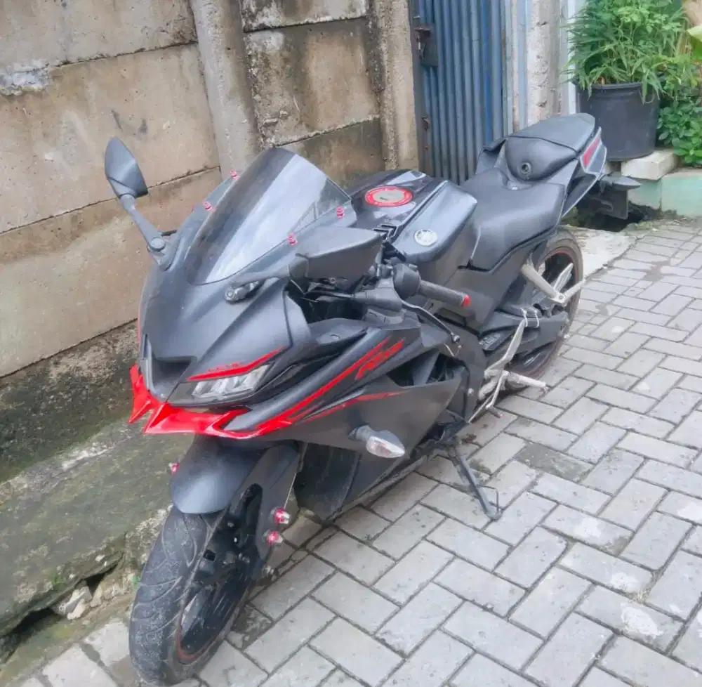 Yamaha R15 th2018 baik segel KM baru 19rb