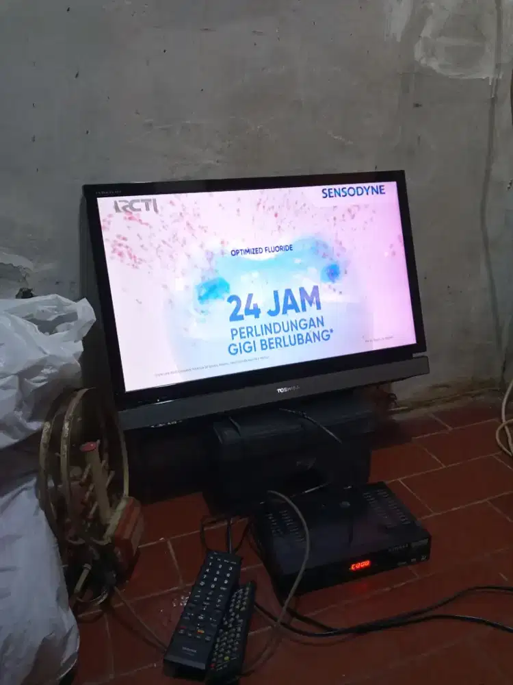 Tv LED Toshiba 24inc + stb+antena+remot