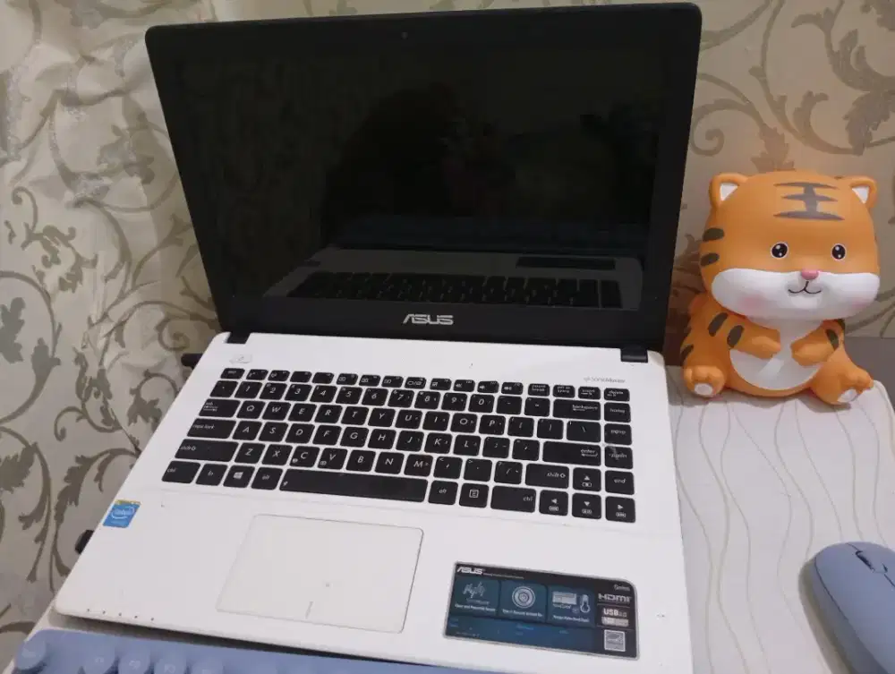 Laptop asus putih