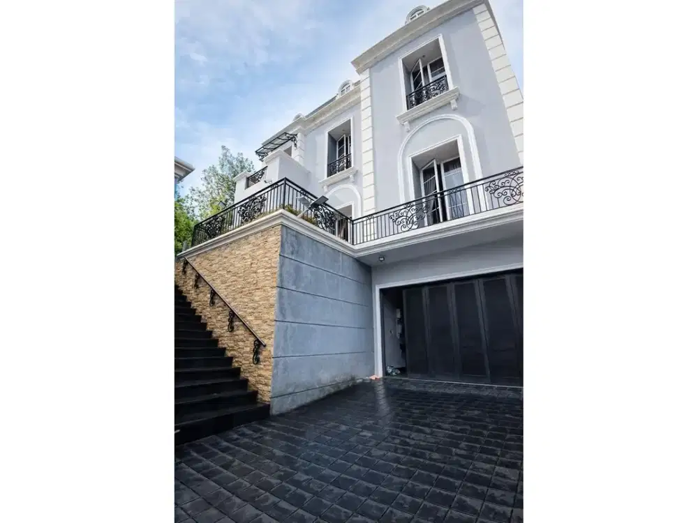 DIJUAL RUMAH EXCLUSIVE 3 LANTAI BAGUS FURNISH SIAP HUNI SENTUL CITY SSR964