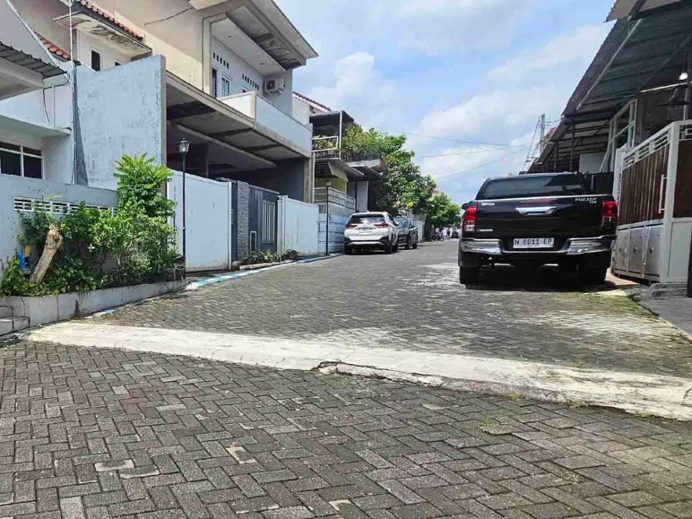 rumah cakep 2 lt di sulfat dekat puri bunda di pandanwangi jalan lebar 8 meteran dan lingkungan aman