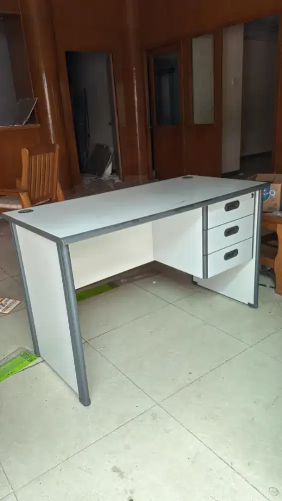 Meja kantor seken / bekas