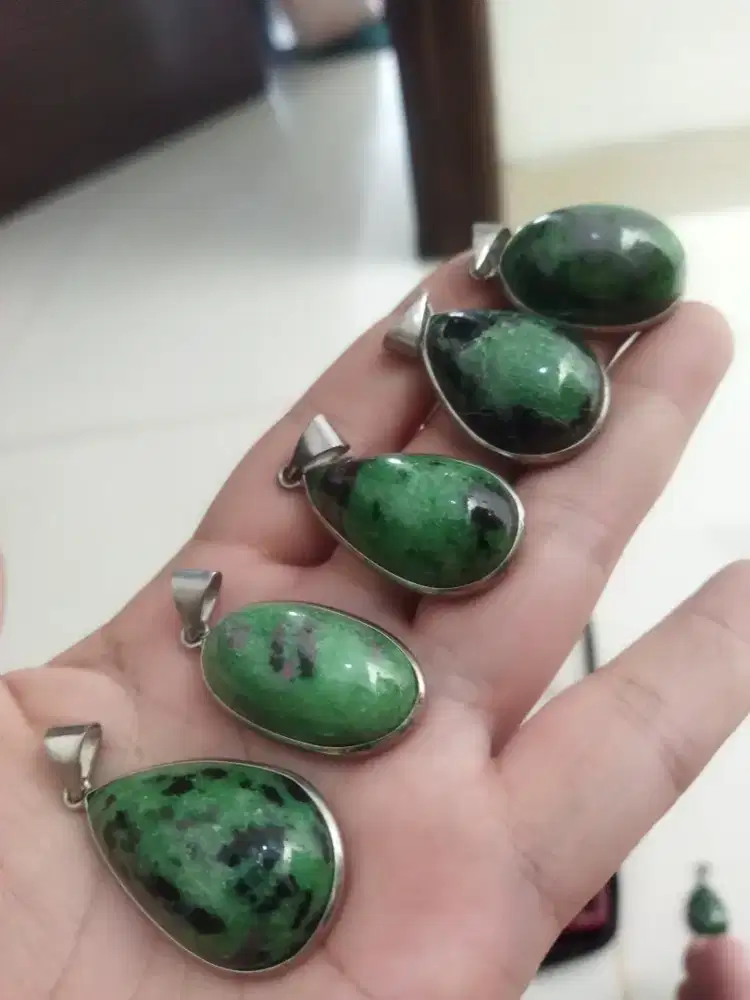 Liontin borongan Ruby ziosite