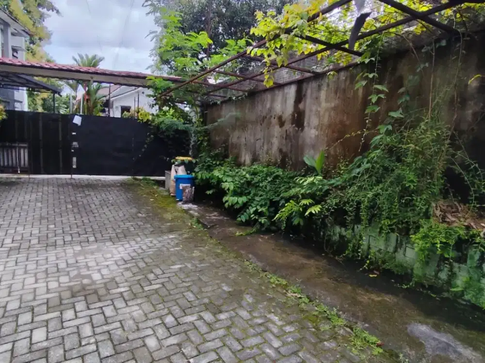 Disewakan Rumah Semi Furnish Area Condong Catur Dekat Pakuwon Mall