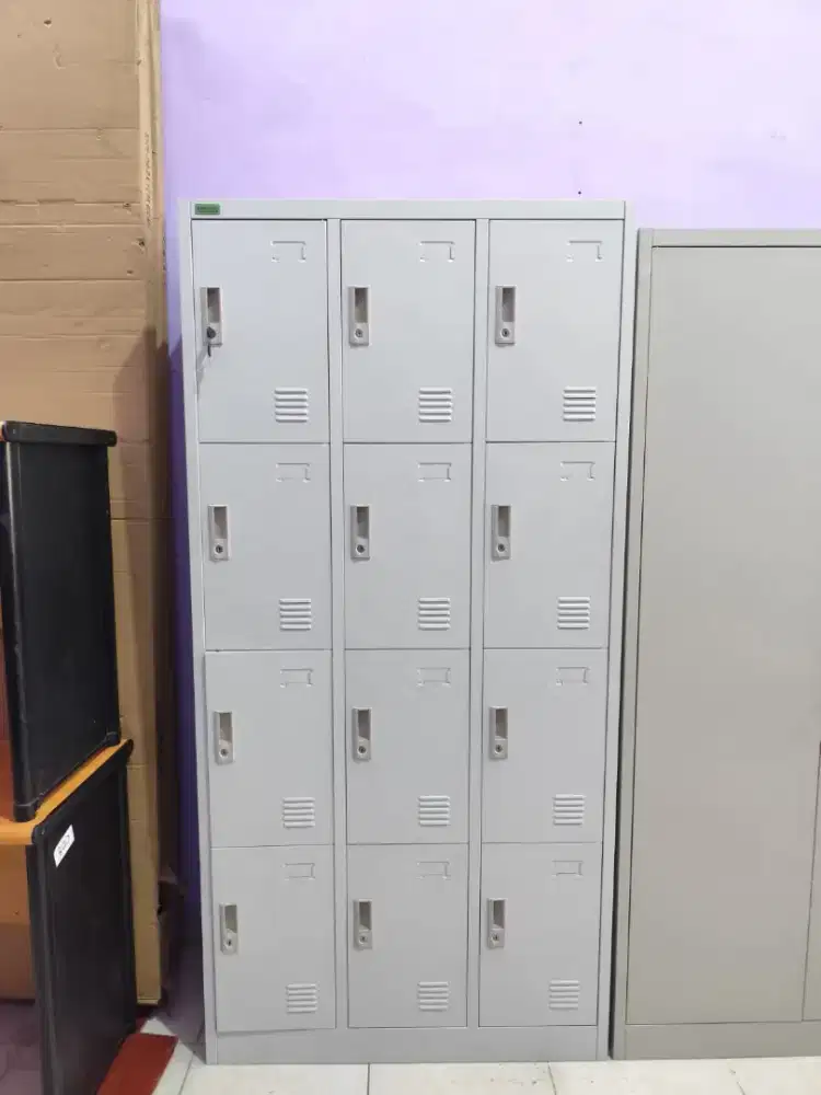 Locker 12 pintu