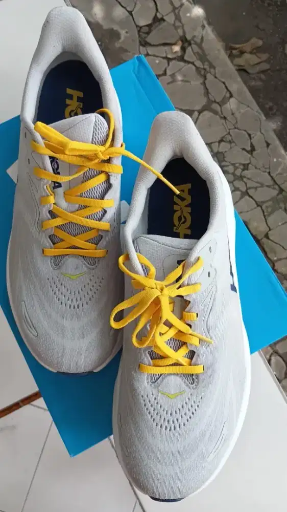 Sepatu Hoka Running (Kuning Putih) ukuran wide