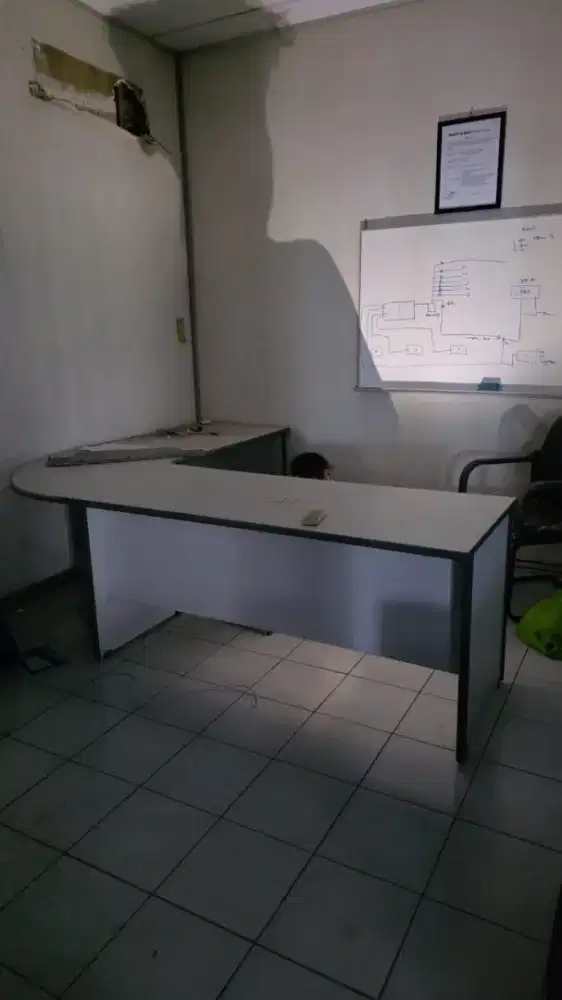 Meja kantor bekas