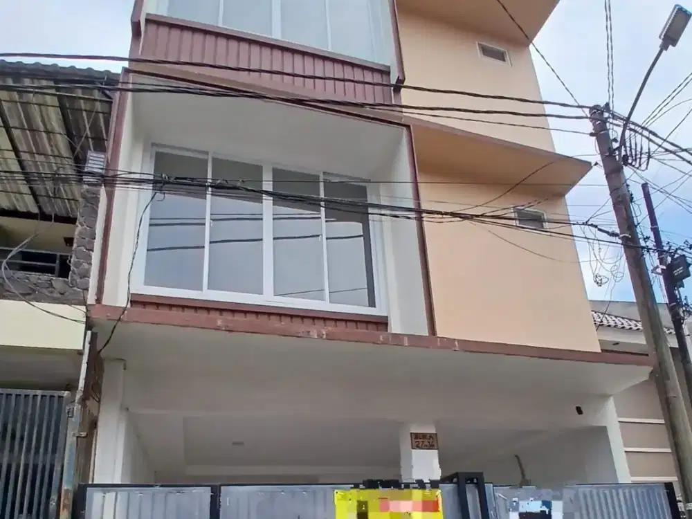 Dijual rumah 3 lantai di taman palem lestari