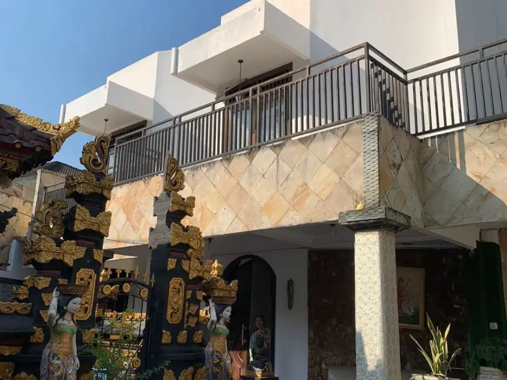 Rumah pinggir jalan raya Majapahit dekat kampus unram