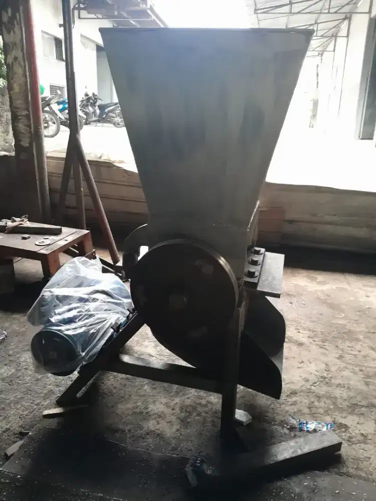 Mesin pencacah plastik (Crusher)