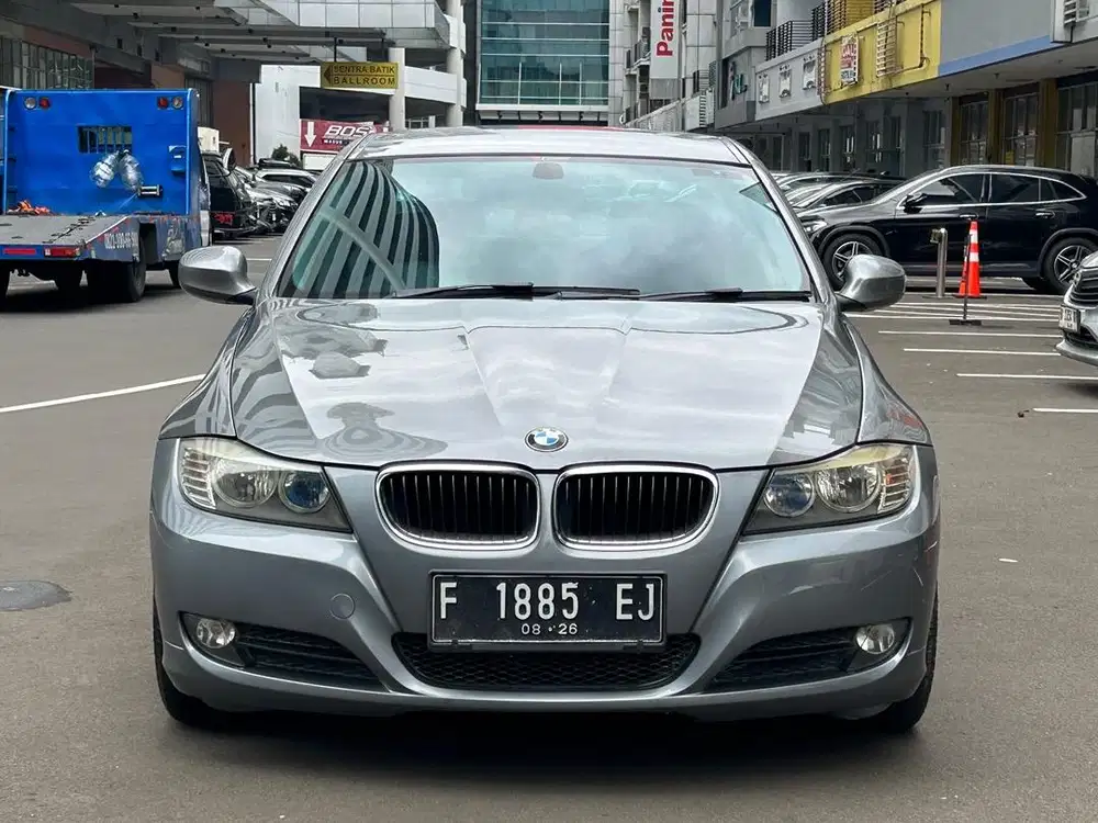 [DP 40 JT] BMW 320i LCI E90 abu2 2010 tinggal gas